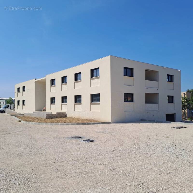 Commerce à SAINT-MITRE-LES-REMPARTS