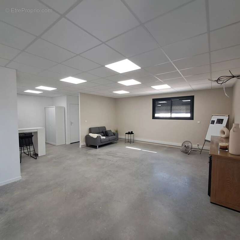 Commerce à SAINT-MITRE-LES-REMPARTS