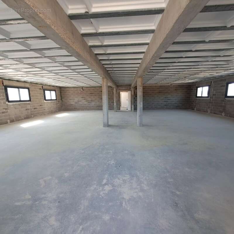 Commerce à SAINT-MITRE-LES-REMPARTS