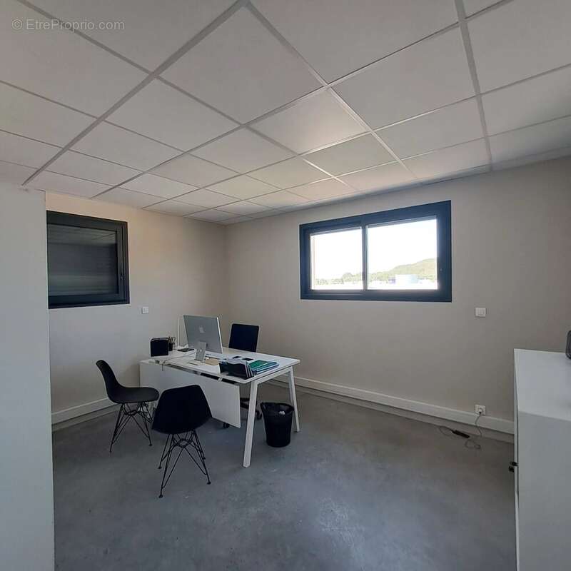 Commerce à SAINT-MITRE-LES-REMPARTS