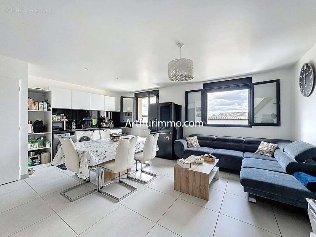 Commerce à VARENNES-JARCY