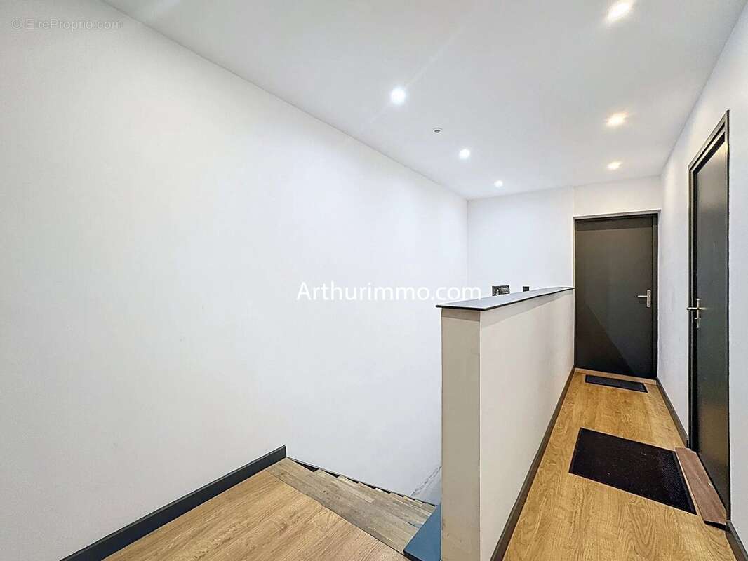 Commerce à VARENNES-JARCY