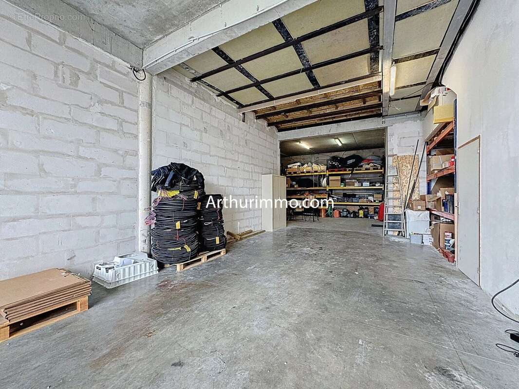 Commerce à VARENNES-JARCY