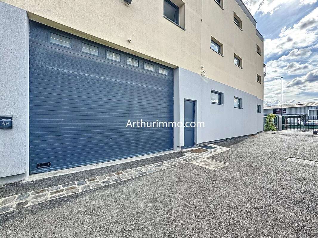 Commerce à VARENNES-JARCY