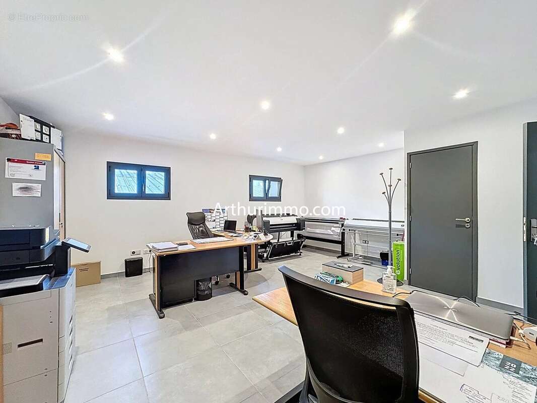 Commerce à VARENNES-JARCY