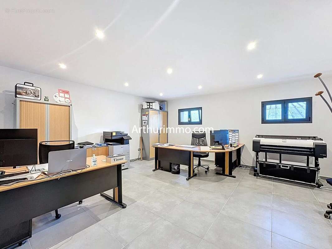 Commerce à VARENNES-JARCY