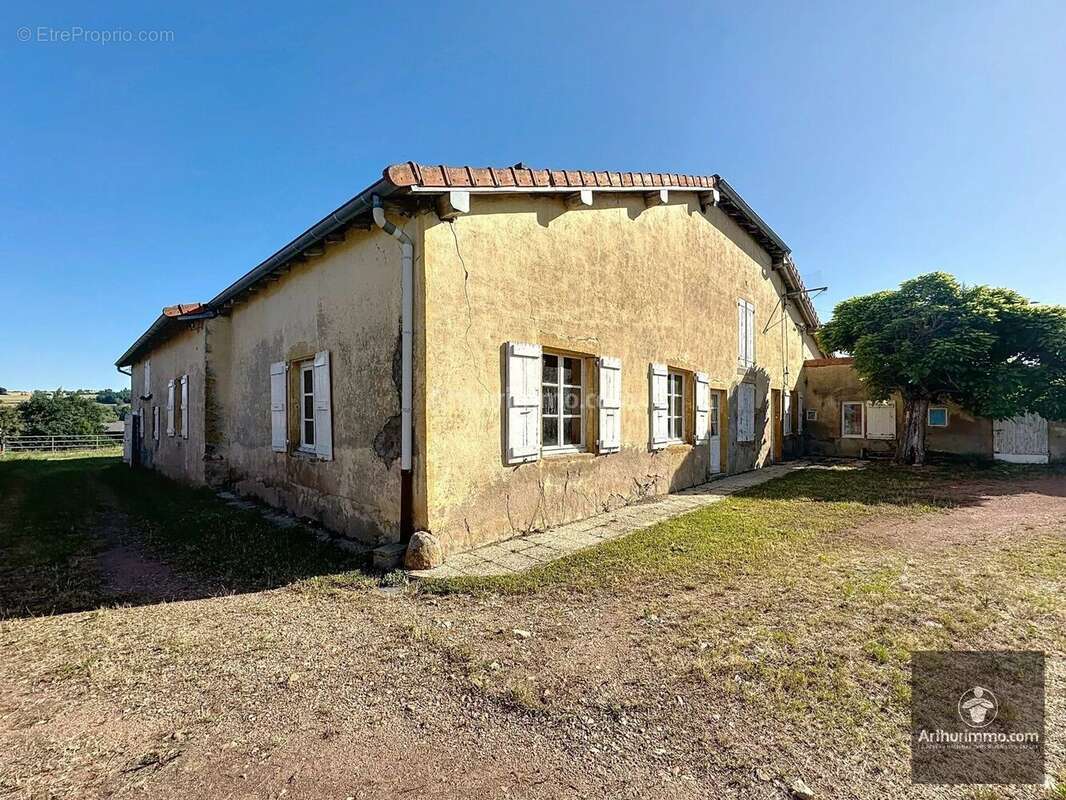 Maison à POUILLY-SOUS-CHARLIEU