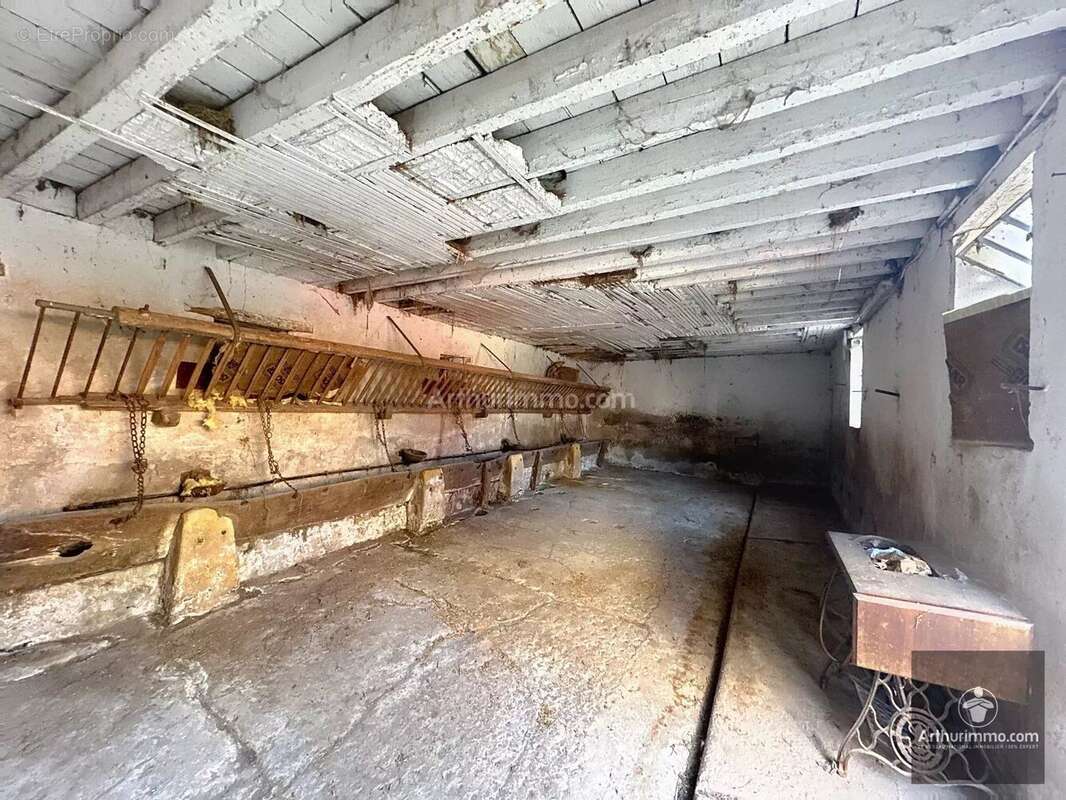 Maison à POUILLY-SOUS-CHARLIEU