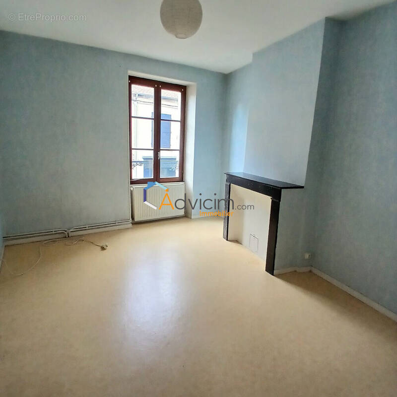 Maison à AINAY-LE-CHATEAU