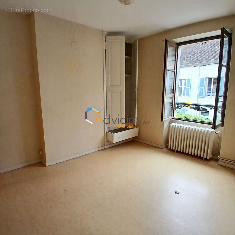 Maison à AINAY-LE-CHATEAU