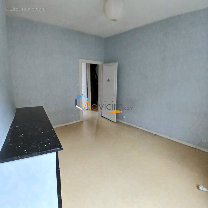 Maison à AINAY-LE-CHATEAU