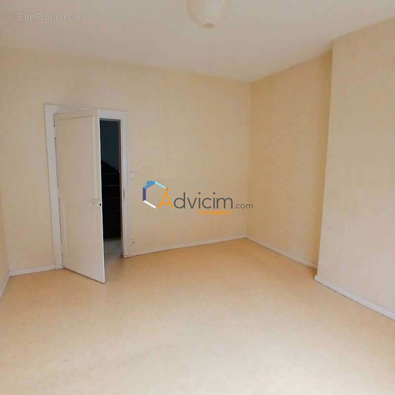 Maison à AINAY-LE-CHATEAU