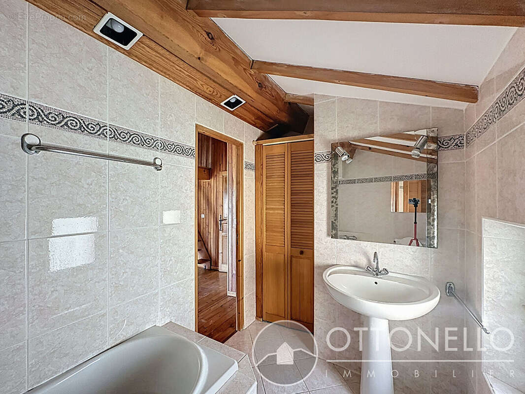 Maison à ROQUEBRUNE-SUR-ARGENS