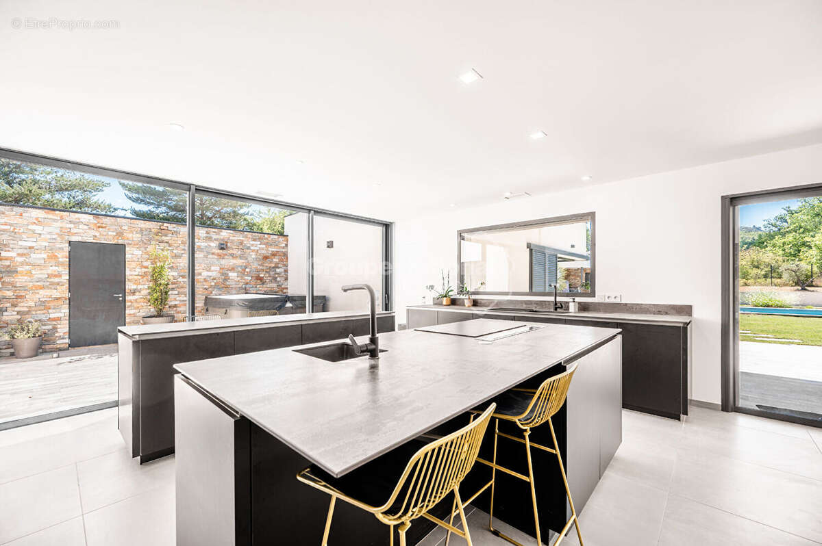 Maison à GREOUX-LES-BAINS