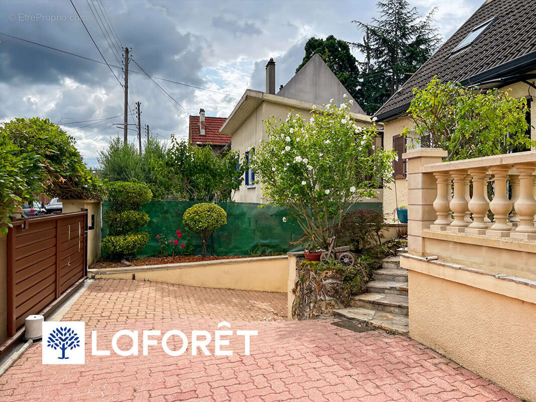 Maison à SAINTE-GENEVIEVE-DES-BOIS