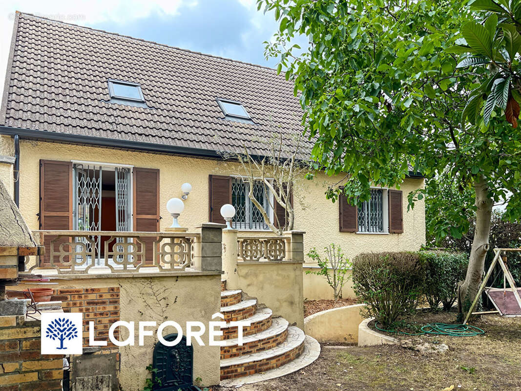 Maison à SAINTE-GENEVIEVE-DES-BOIS