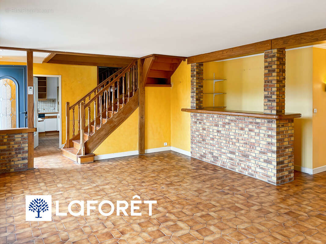 Maison à SAINTE-GENEVIEVE-DES-BOIS