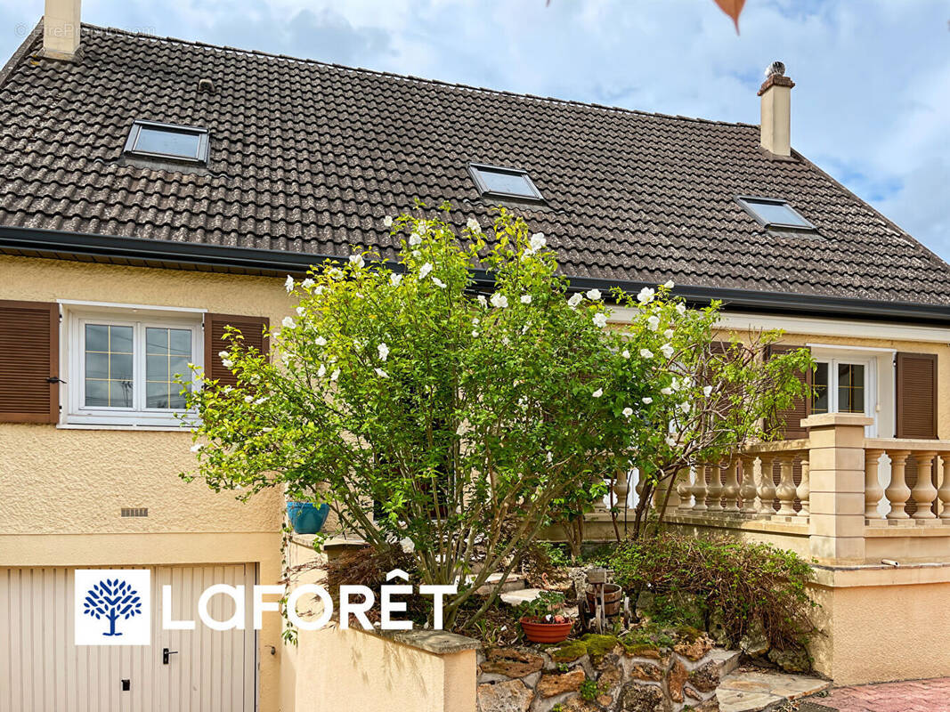 Maison à SAINTE-GENEVIEVE-DES-BOIS