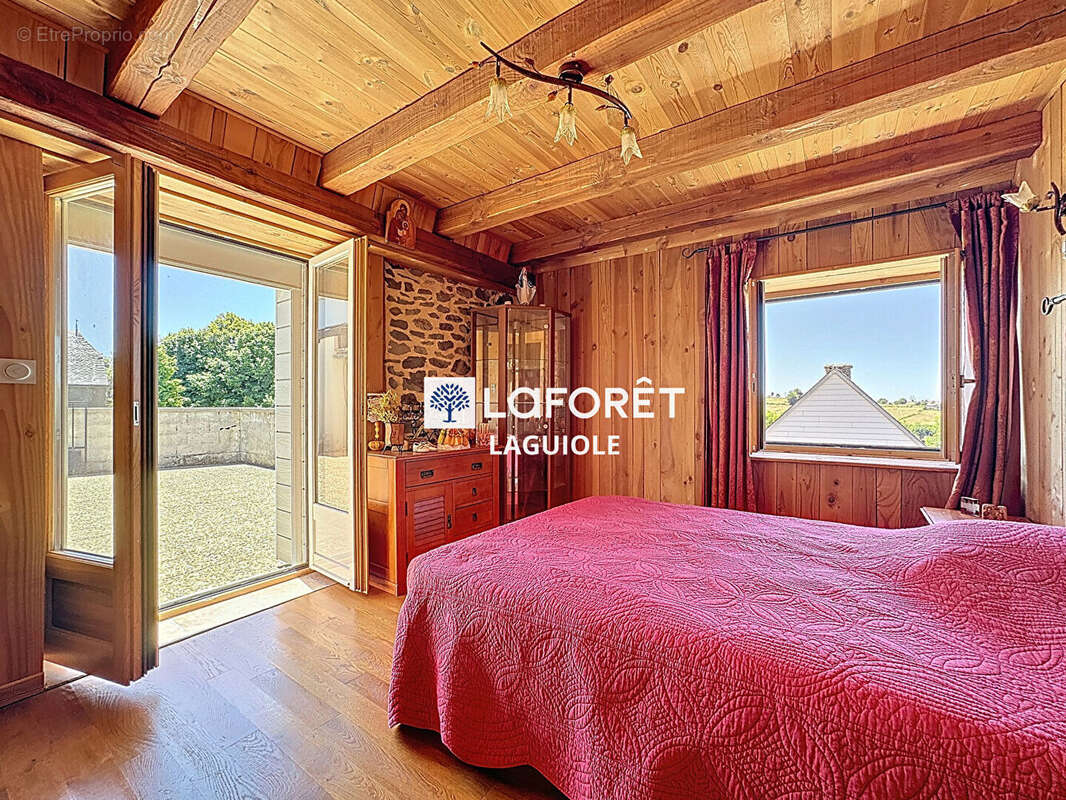 Maison à SAINTE-GENEVIEVE-SUR-ARGENCE