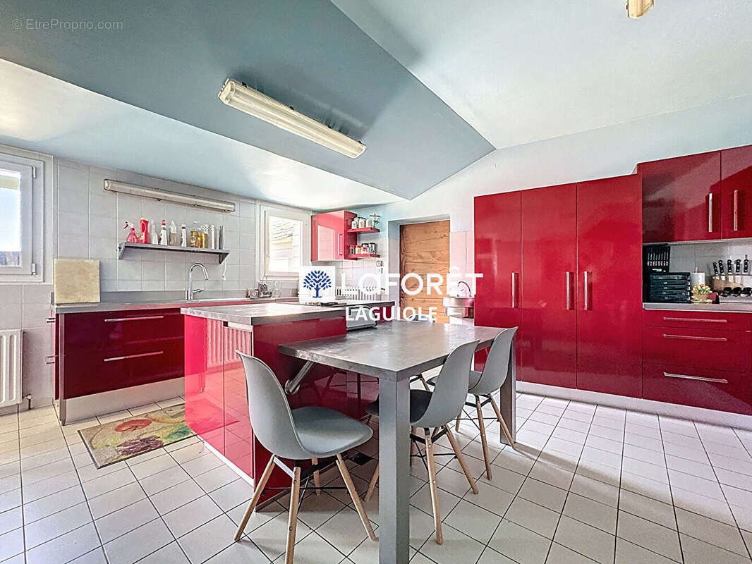 Maison à SAINTE-GENEVIEVE-SUR-ARGENCE