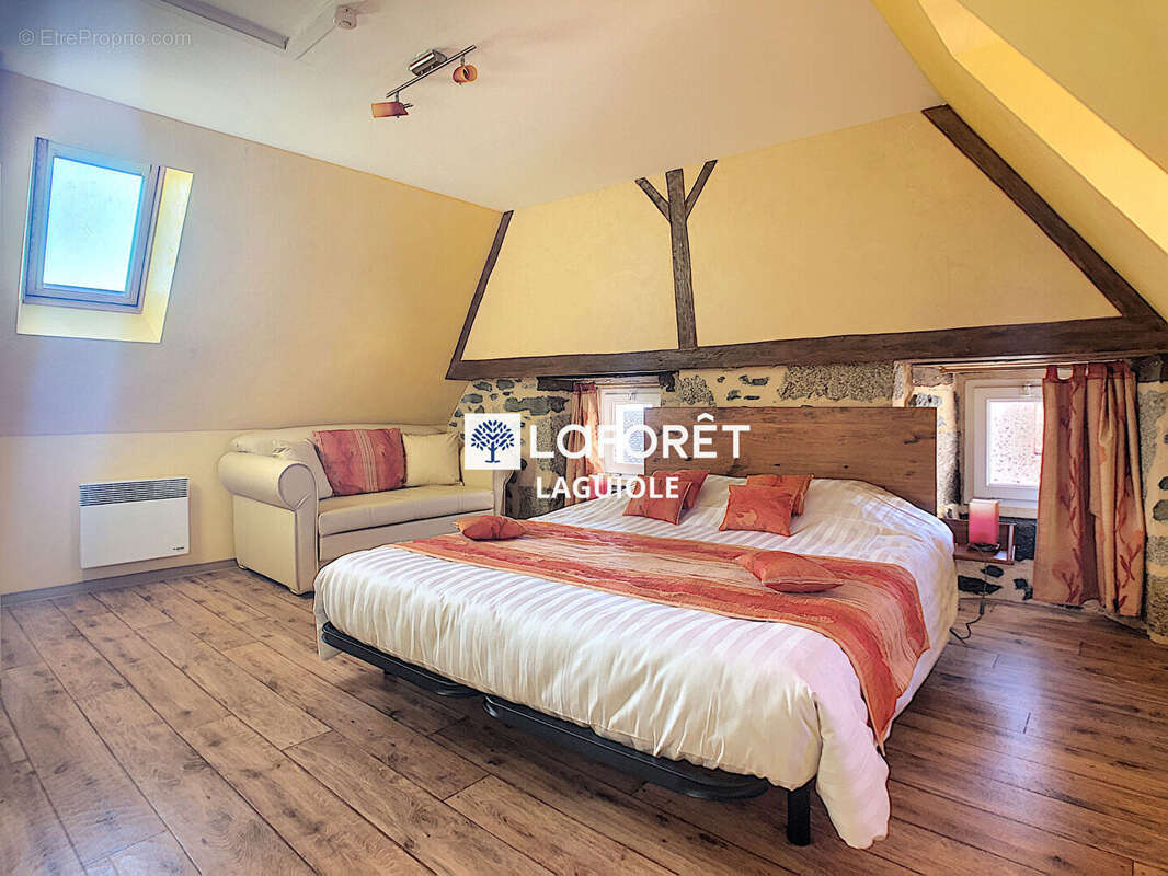 Maison à SAINTE-GENEVIEVE-SUR-ARGENCE