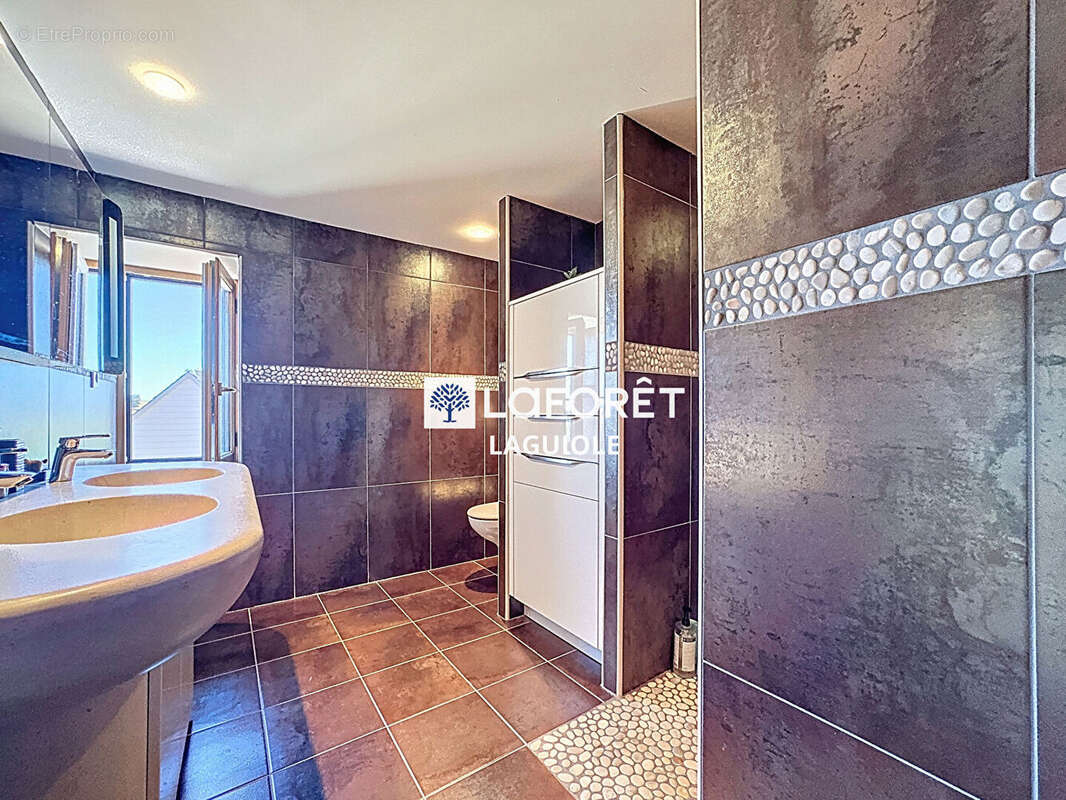 Maison à SAINTE-GENEVIEVE-SUR-ARGENCE