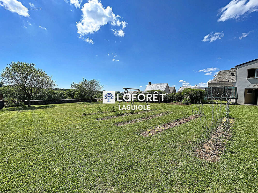 Maison à SAINTE-GENEVIEVE-SUR-ARGENCE