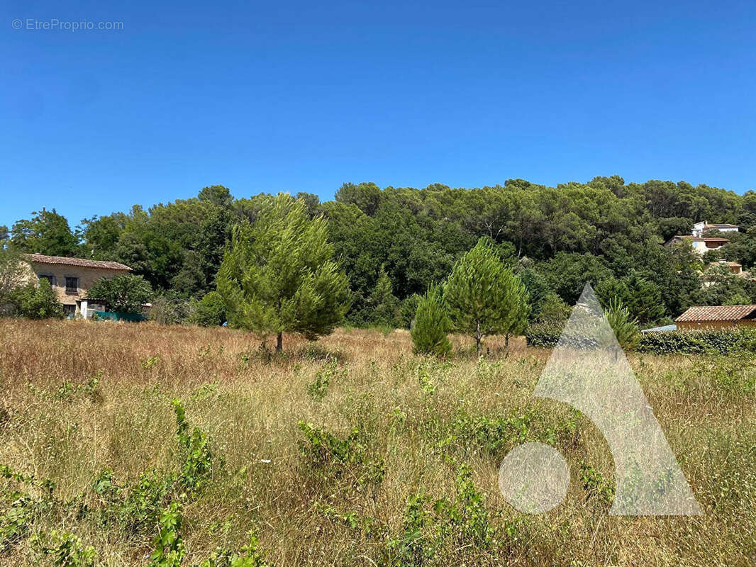 Terrain à LORGUES