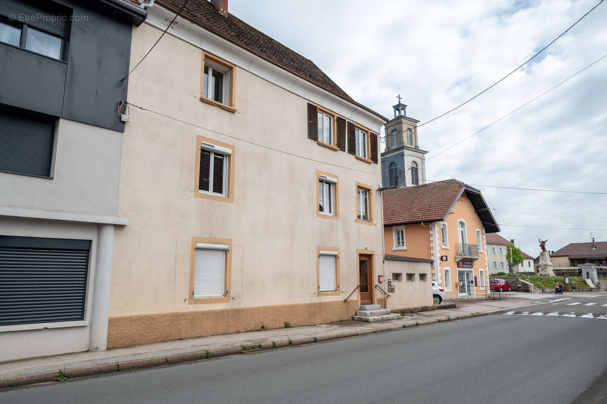 Appartement à FRASNE