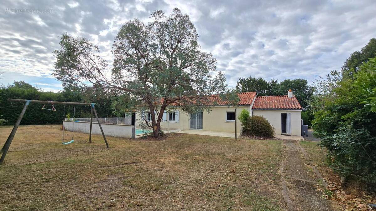 Photo 1 - Maison à SOMMIERES-DU-CLAIN