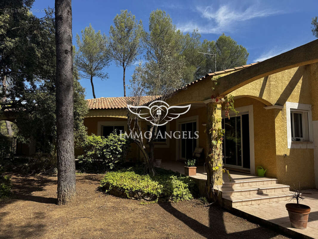 Maison à SAINT-CLEMENT-DE-RIVIERE