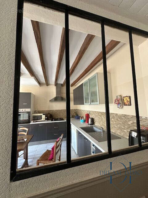 Cuisine aménagée. - Maison à CIVIERES