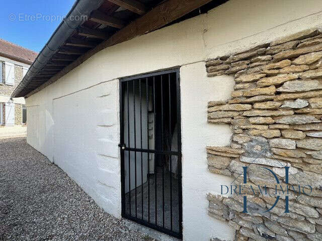 Dépendance avec atelier - 2 à 3 places de parking à gauche de la dépendance. - Maison à CIVIERES