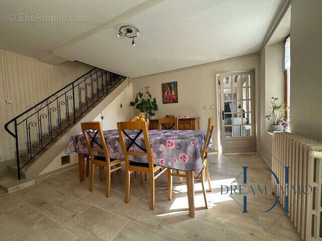 Salle à manger - Accès à la cave de l&#039;intérieur. - Maison à CIVIERES