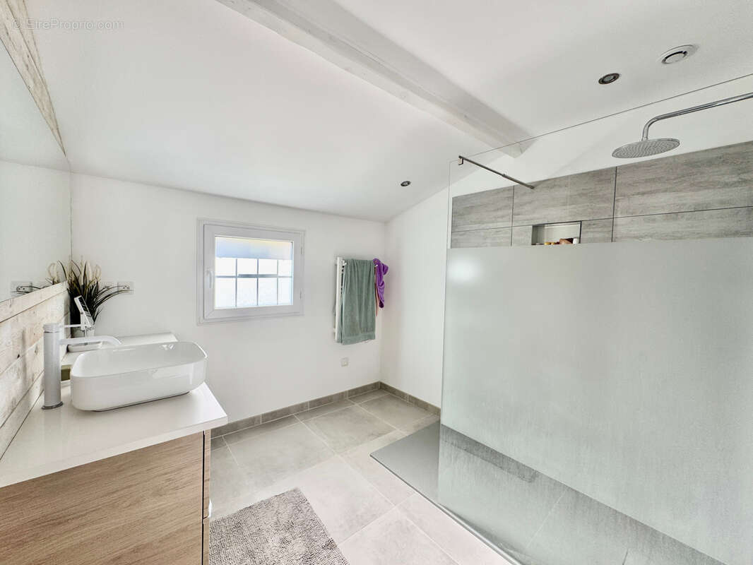 Maison à SAINT-LAURENT-DES-ARBRES