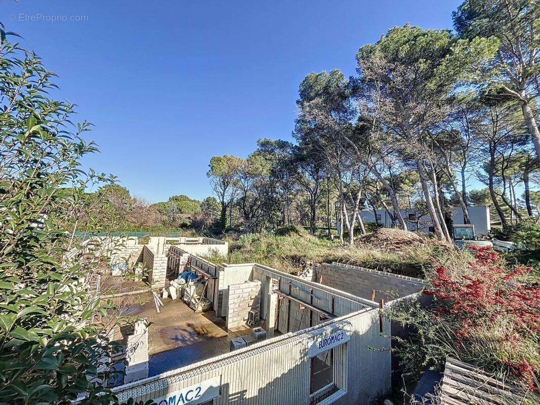 Terrain à MOUANS-SARTOUX