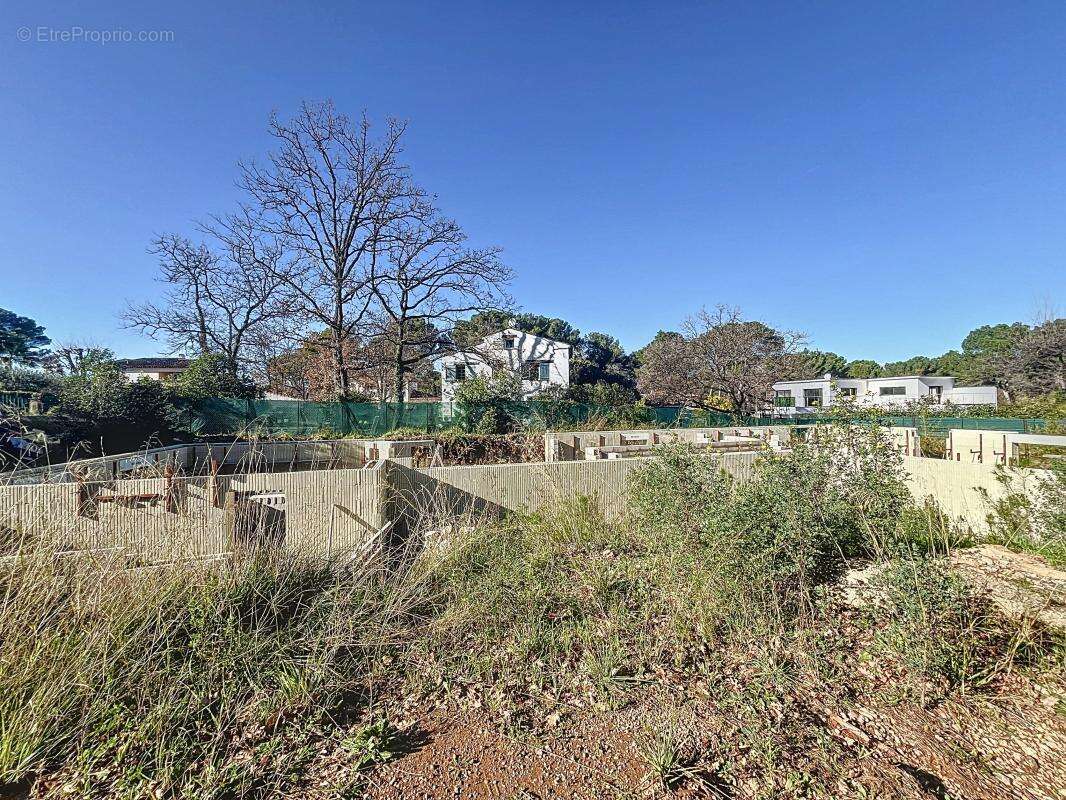 Terrain à MOUANS-SARTOUX