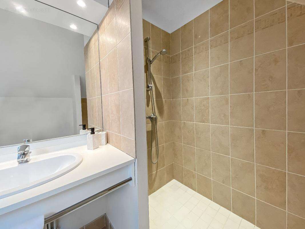 Appartement à COLLEVILLE-SUR-MER