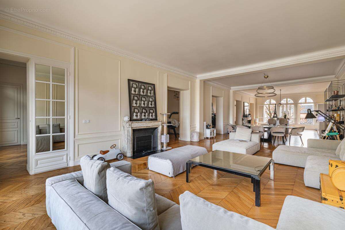 Appartement à PARIS-16E