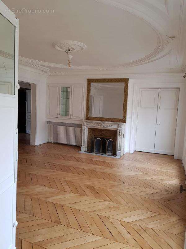 Appartement à PARIS-8E