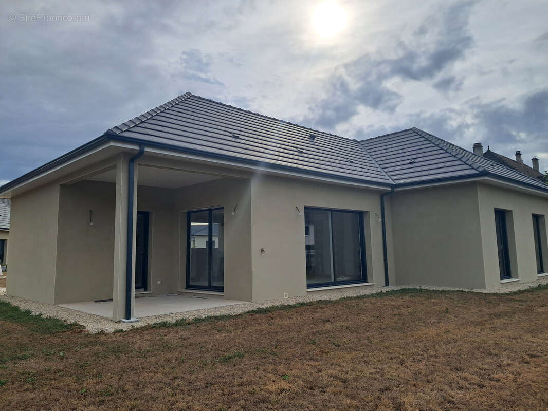 Maison à SAINT-PANTALEON-DE-LARCHE