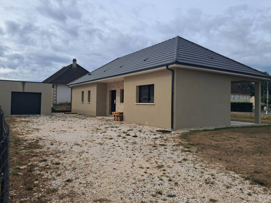 Maison à SAINT-PANTALEON-DE-LARCHE