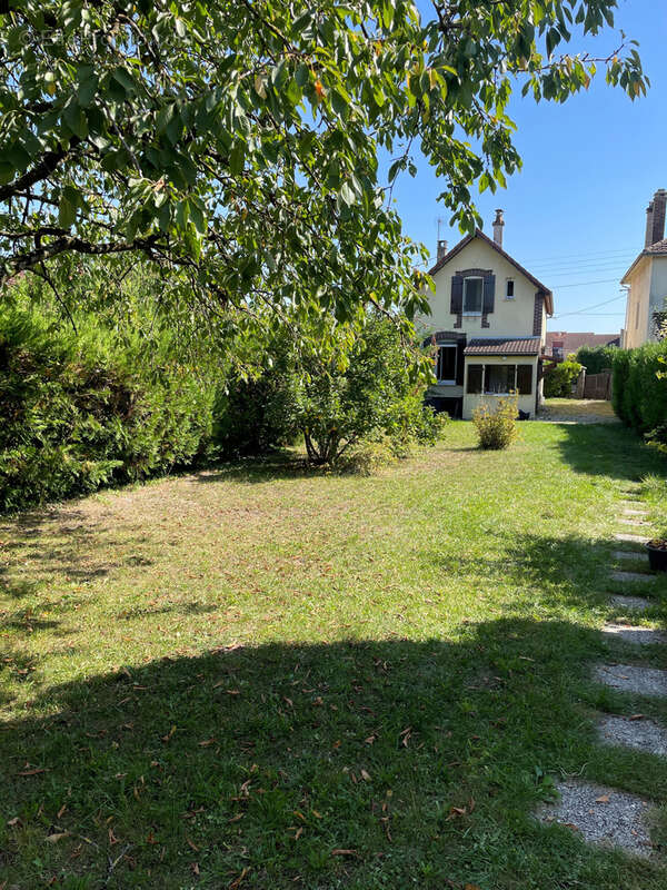 Maison à LA CHAPELLE-SAINT-LUC