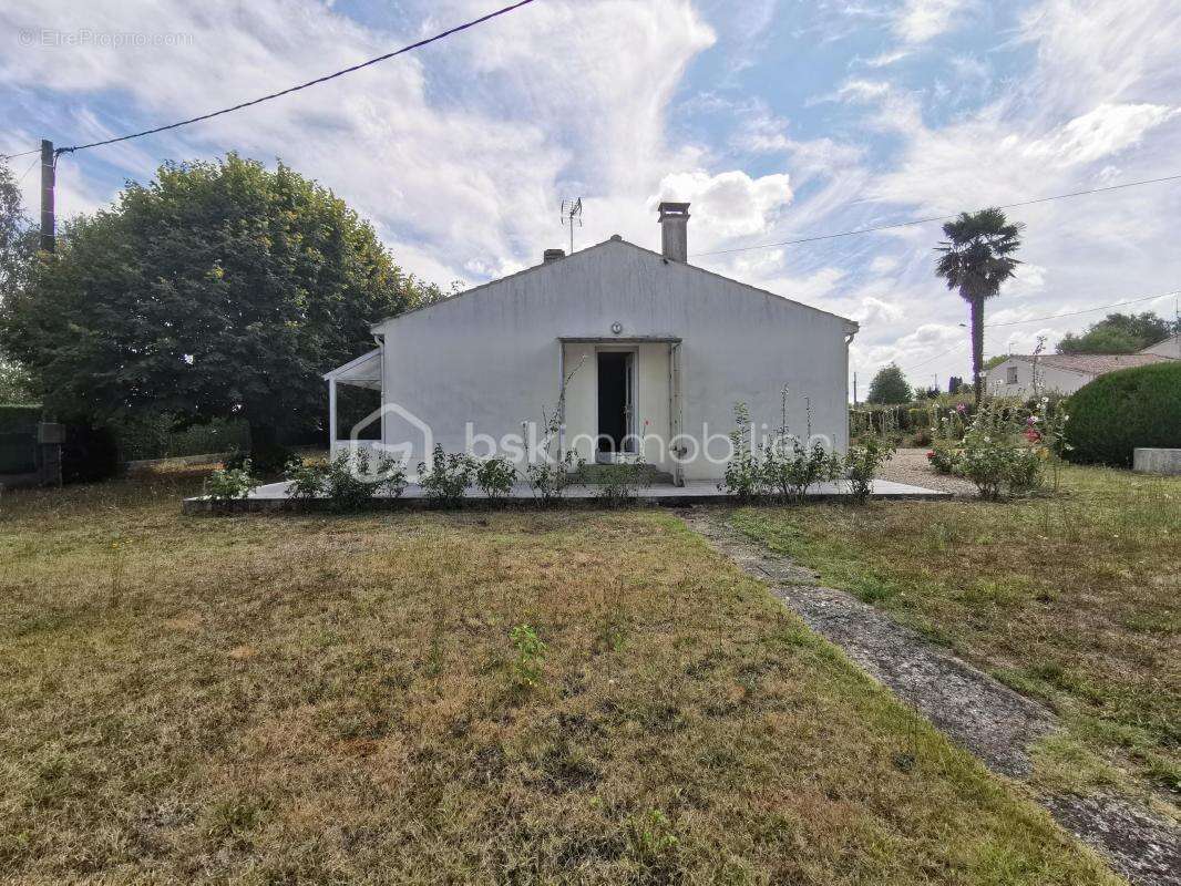 Maison à SAINT-GERMAIN-DE-LUSIGNAN