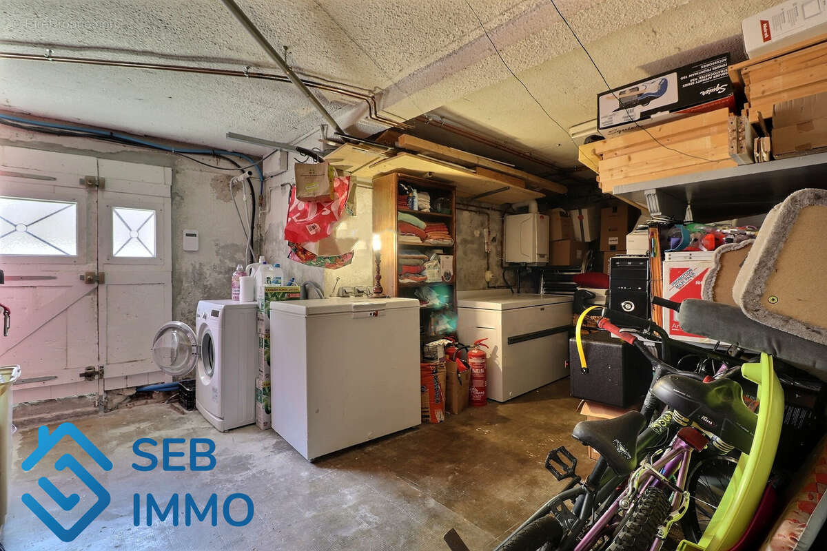 Commerce à SAINT-GENIS-DES-FONTAINES