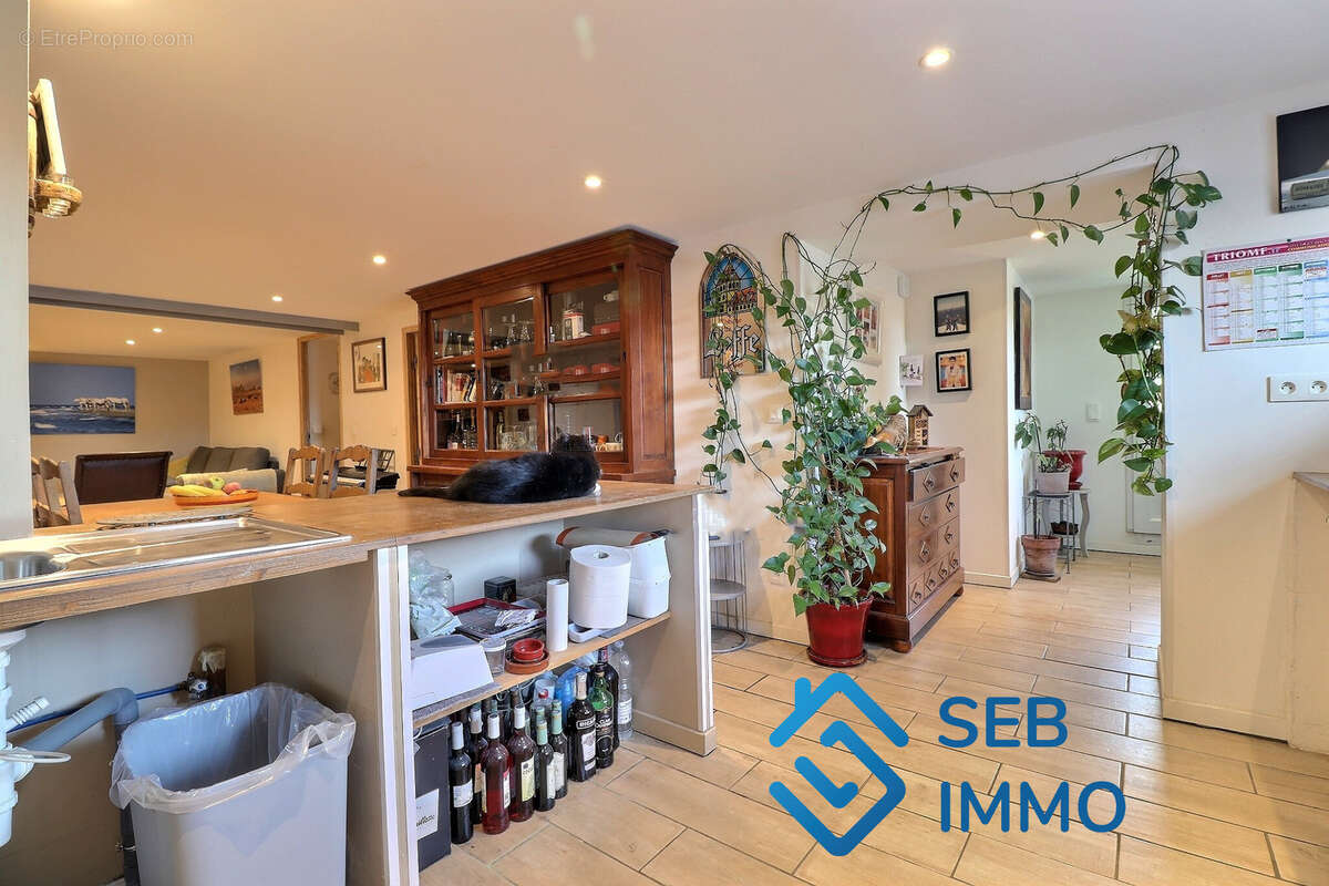 Commerce à SAINT-GENIS-DES-FONTAINES