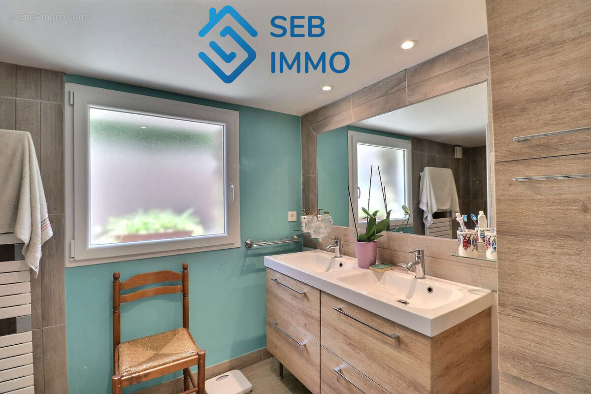 Commerce à SAINT-GENIS-DES-FONTAINES