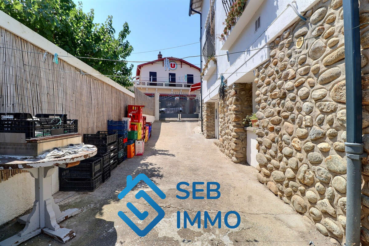 Commerce à SAINT-GENIS-DES-FONTAINES