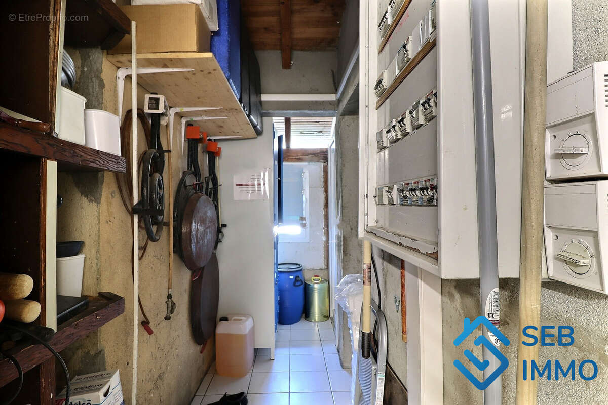 Commerce à SAINT-GENIS-DES-FONTAINES