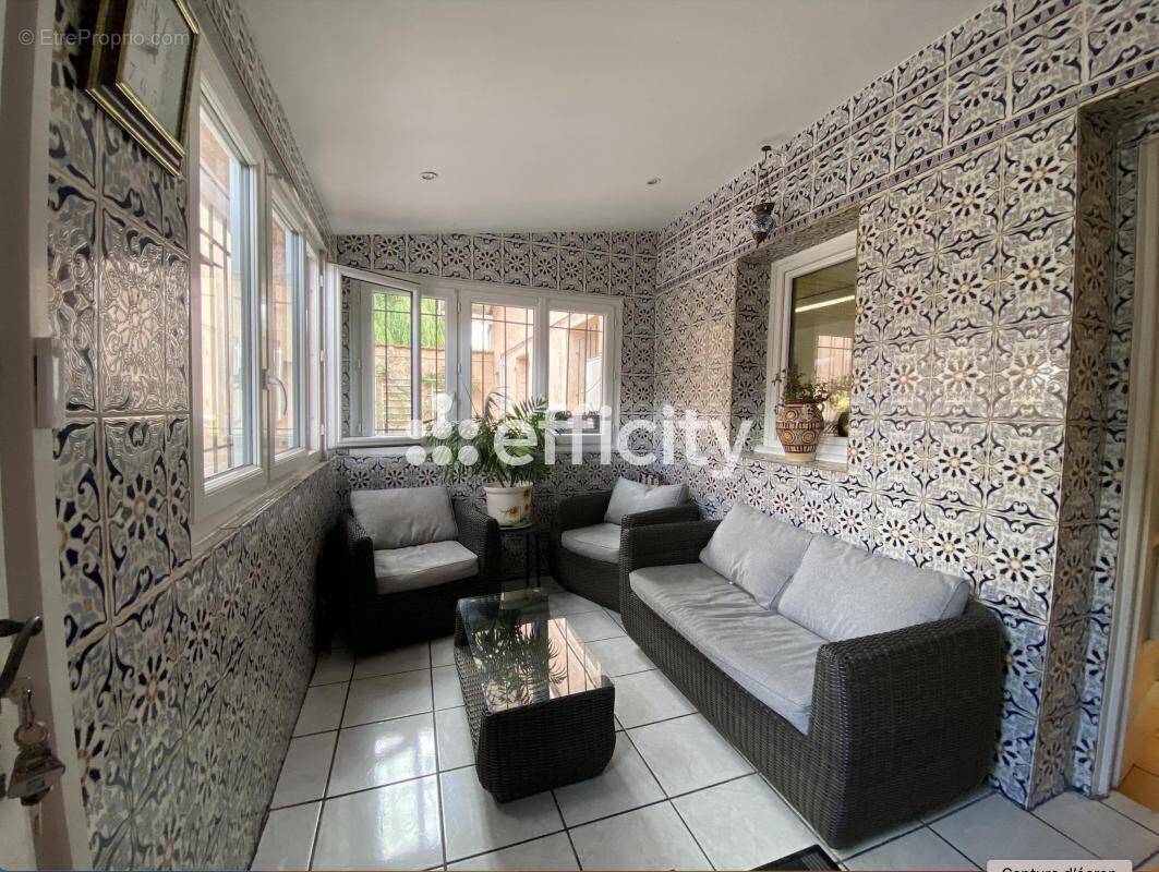 Maison à LE CHAMBON-FEUGEROLLES